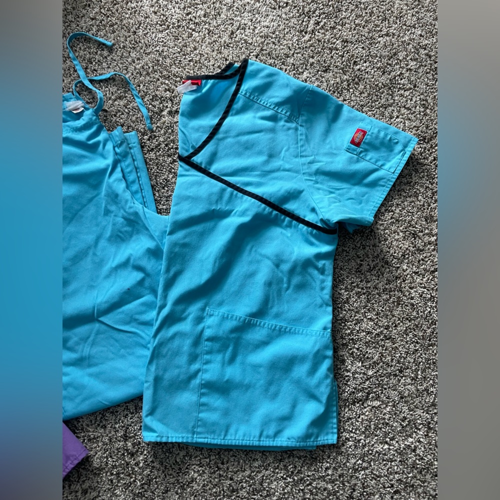 Dickies scrub set. 2 sets size small - Picture 8 of 9